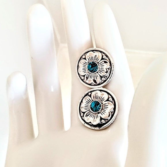 Rework+upcycled vintage button earrings - Picture 2 of 4